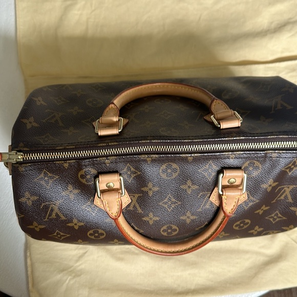 Louis Vuitton Speedy 30 in Monogram Canvas - Picture 10 of 11